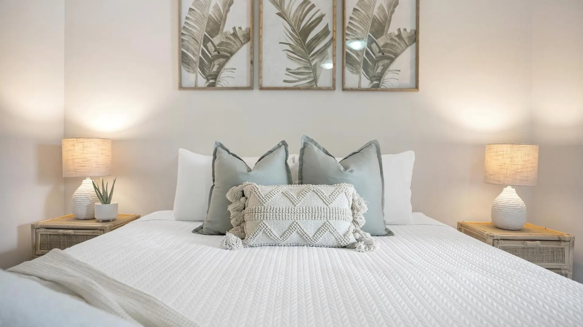 'Serenity At The Edge' A Private Poolside Apartment Cairns