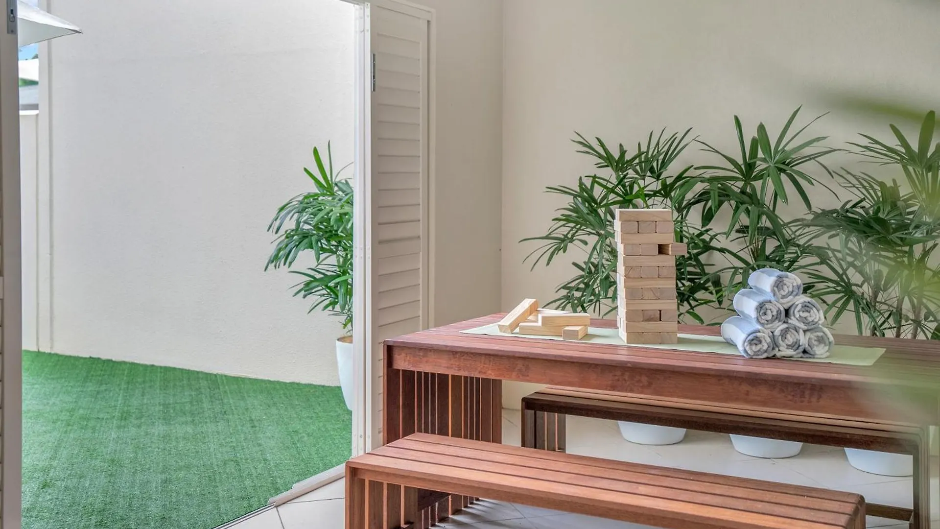 'Serenity At The Edge' A Private Poolside Apartment Cairns