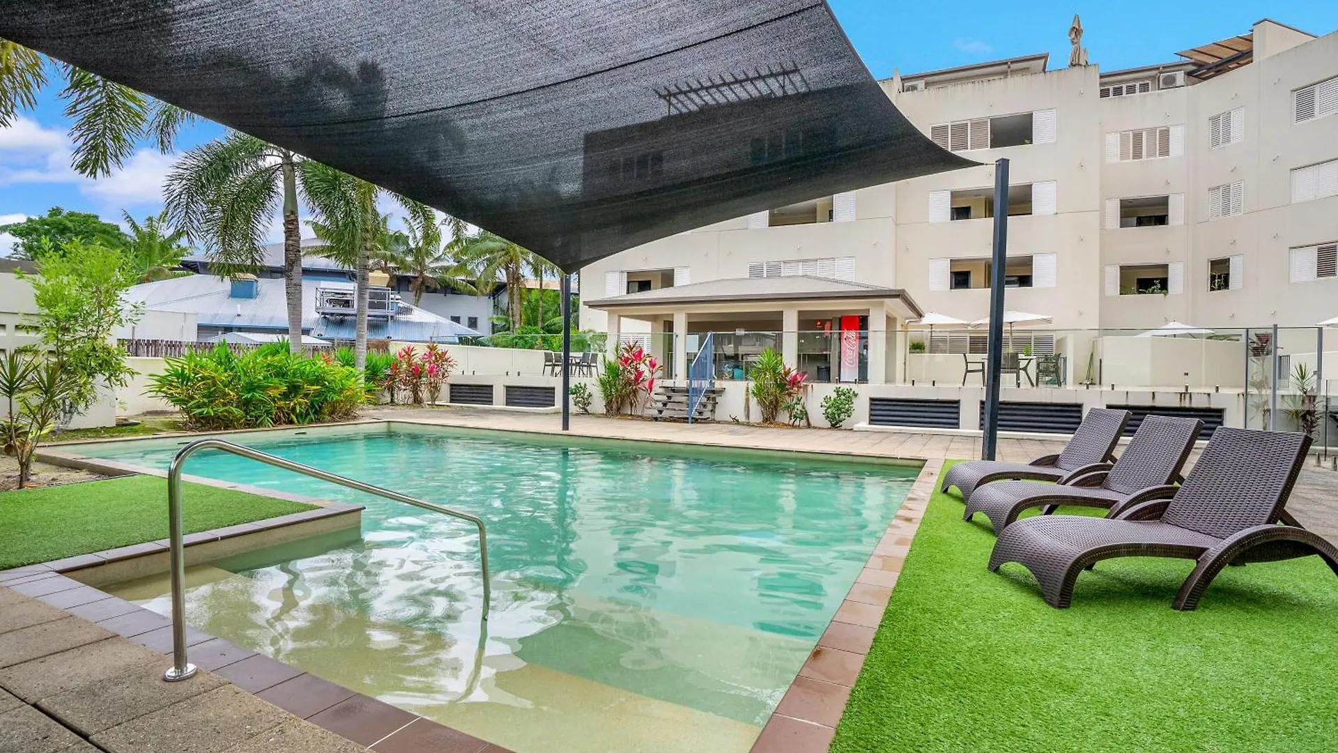 'Serenity At The Edge' A Private Poolside Apartment Cairns