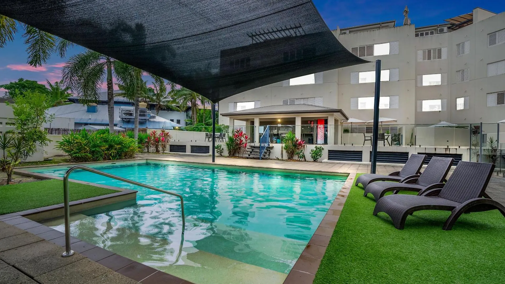 'Serenity At The Edge' A Private Poolside Apartment Cairns