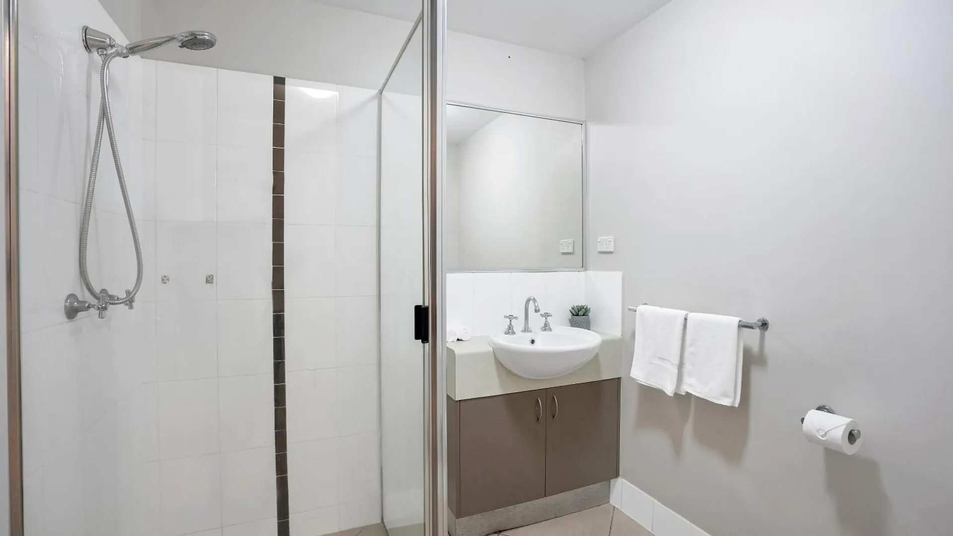 'Serenity At The Edge' A Private Poolside Apartment Cairns