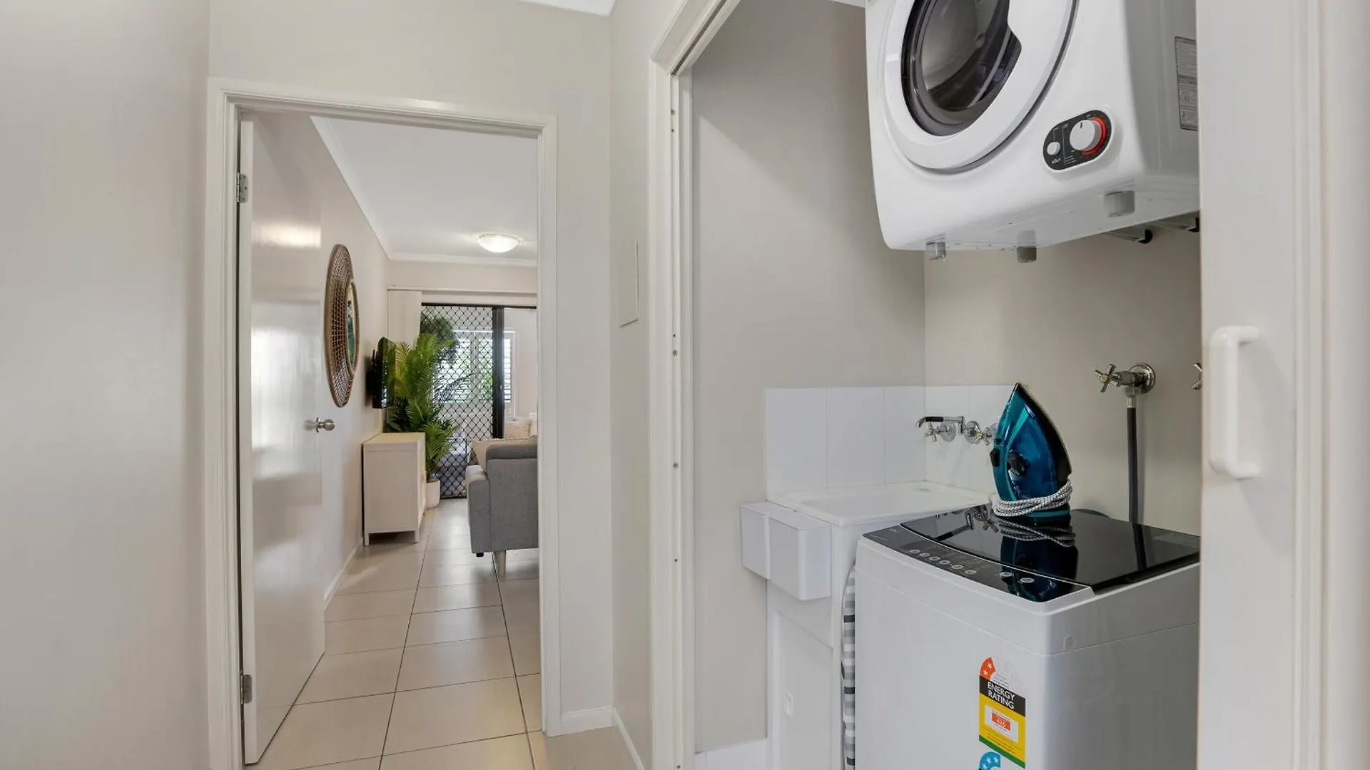 'Serenity At The Edge' A Private Poolside Apartment Cairns