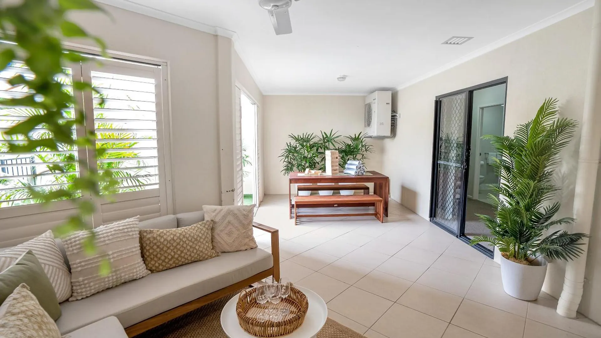 'Serenity At The Edge' A Private Poolside Apartment Cairns