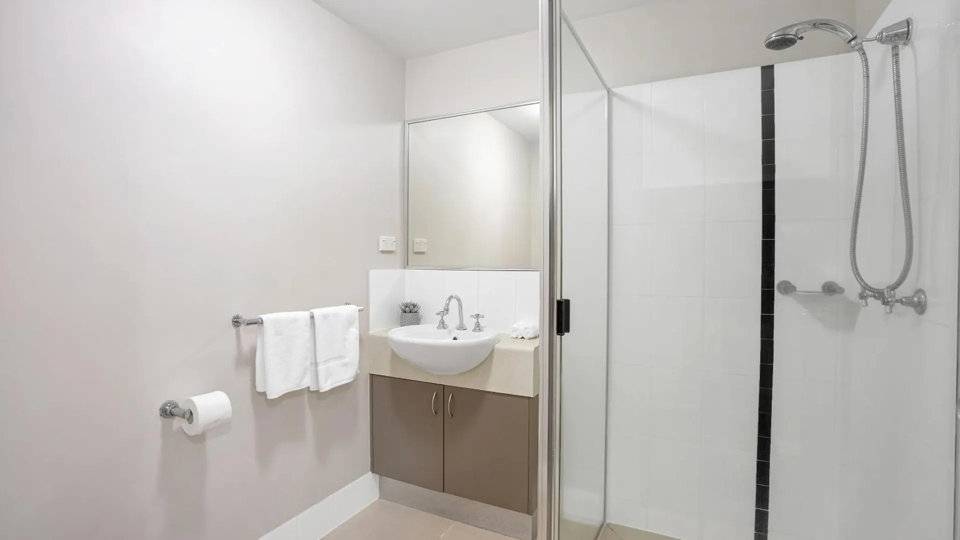 'Serenity At The Edge' A Private Poolside Apartment Cairns Australia