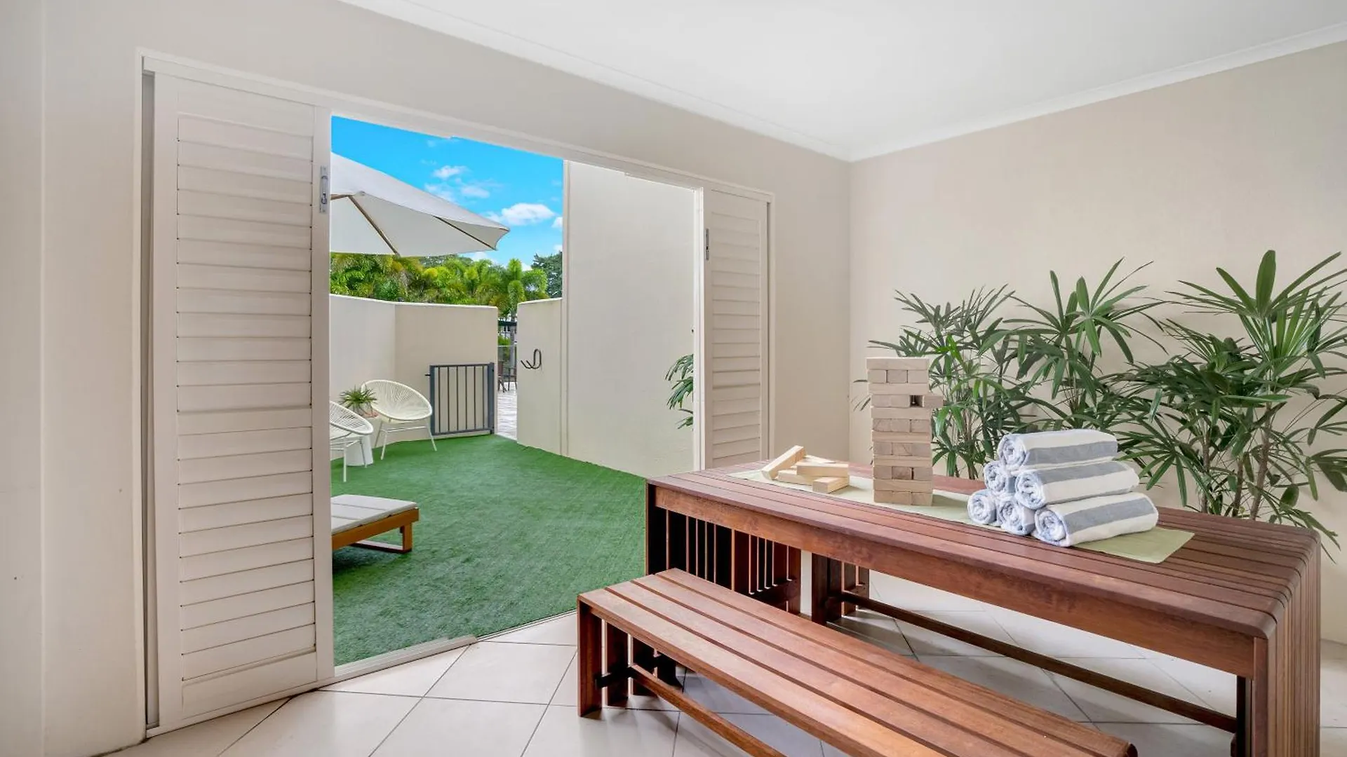 'Serenity At The Edge' A Private Poolside Apartment Cairns 0*,  Australia