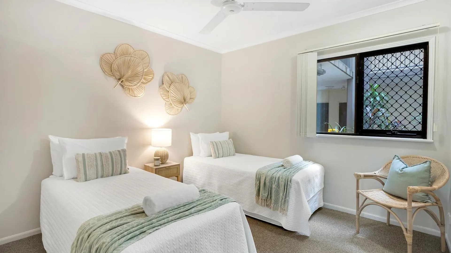 'Serenity At The Edge' A Private Poolside Apartment Cairns 0*,