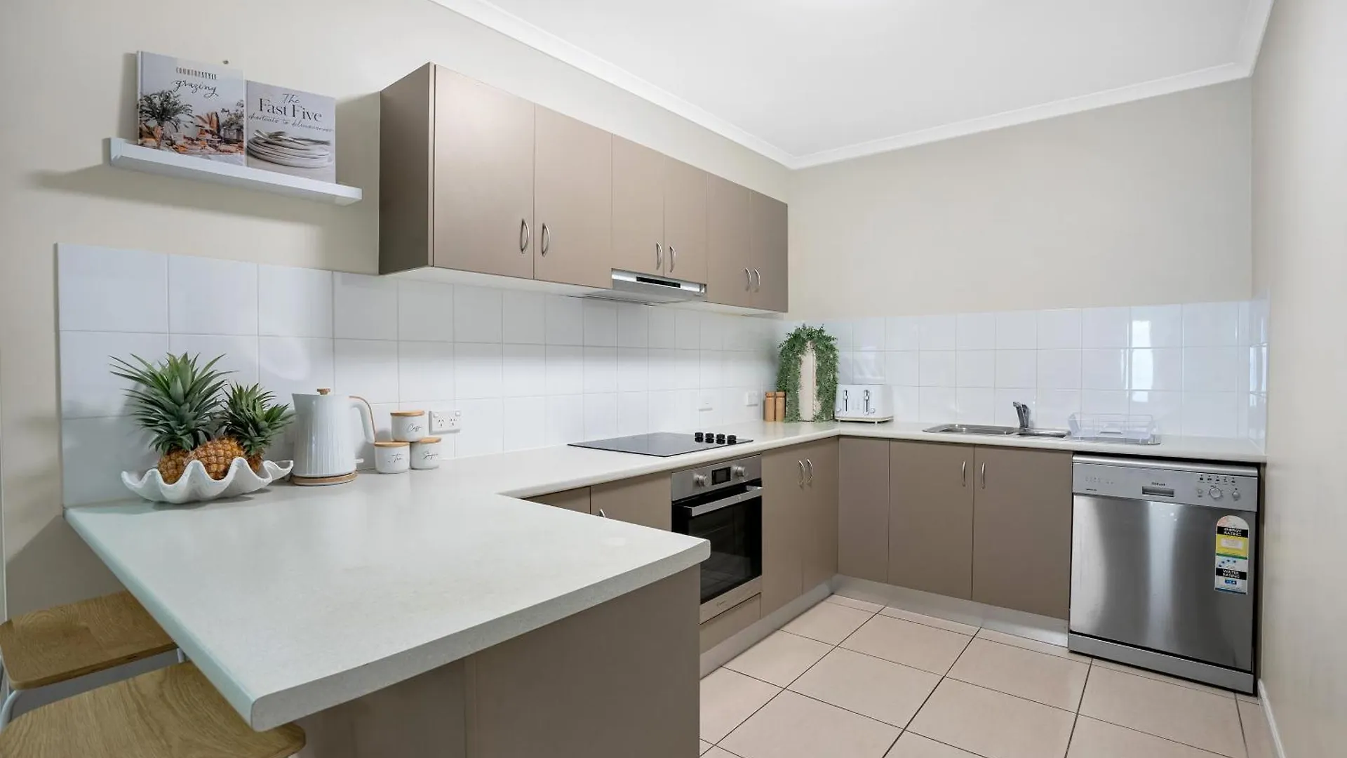 'Serenity At The Edge' A Private Poolside Apartment Cairns