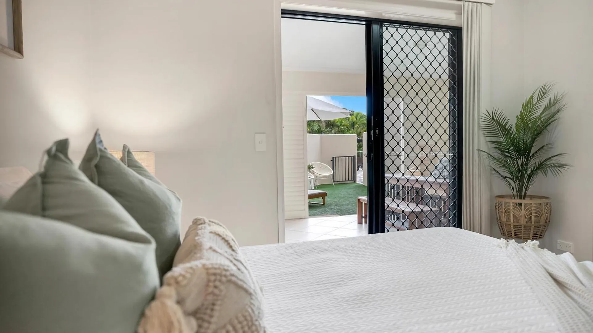 'Serenity At The Edge' A Private Poolside Apartment Cairns