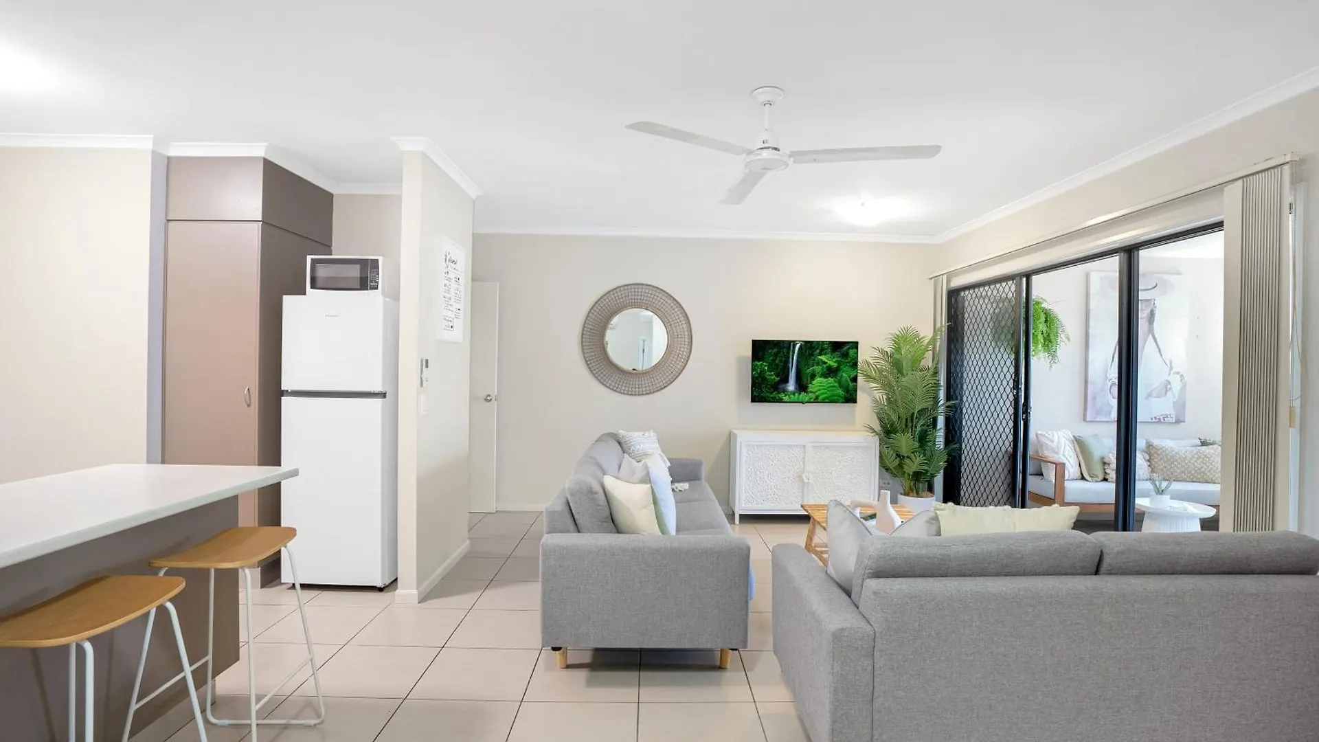 'Serenity At The Edge' A Private Poolside Apartment Cairns 0*,