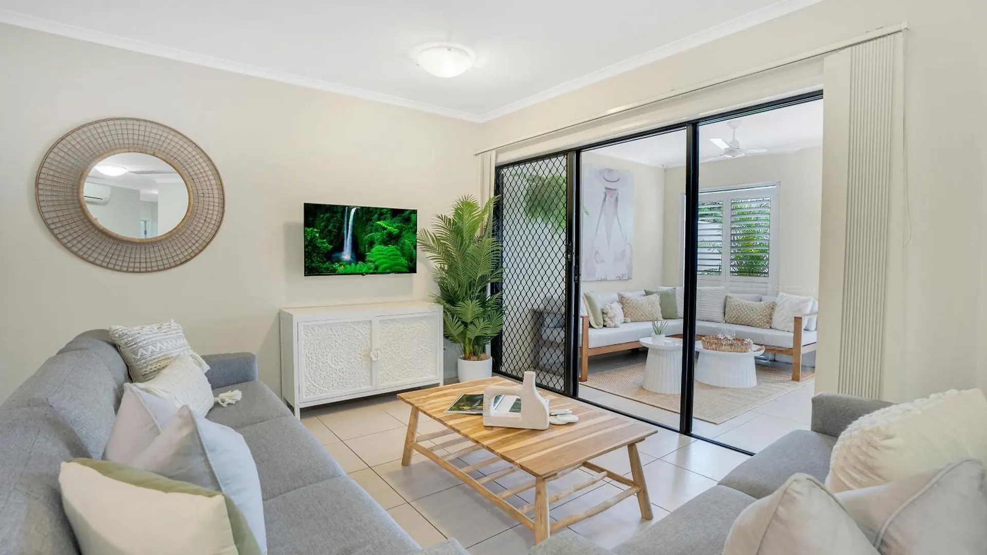 'Serenity At The Edge' A Private Poolside Apartment Cairns