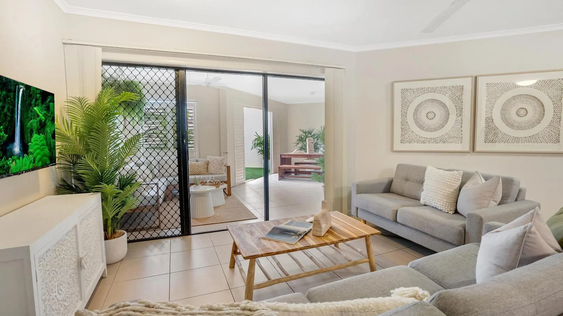 'Serenity At The Edge' A Private Poolside Apartment Cairns