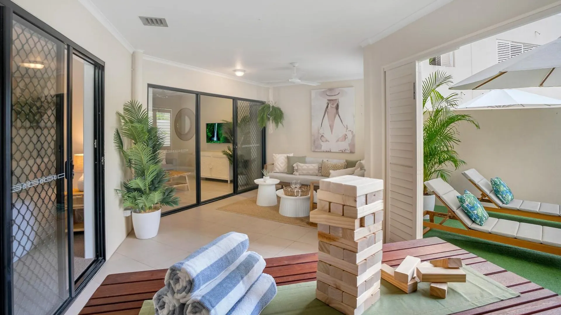 'Serenity At The Edge' A Private Poolside Apartment Cairns