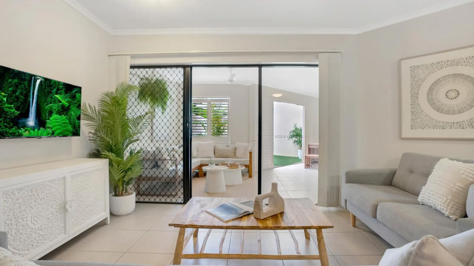 'Serenity At The Edge' A Private Poolside Apartment Cairns