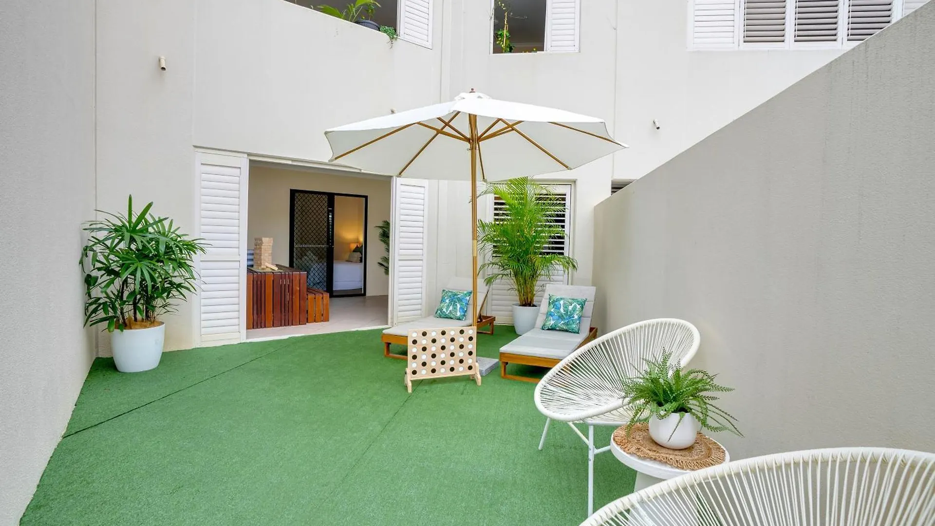 'Serenity At The Edge' A Private Poolside Apartment Cairns