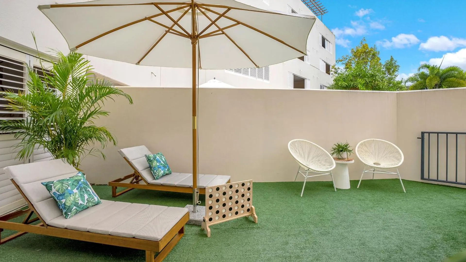 'Serenity At The Edge' A Private Poolside Apartment Cairns