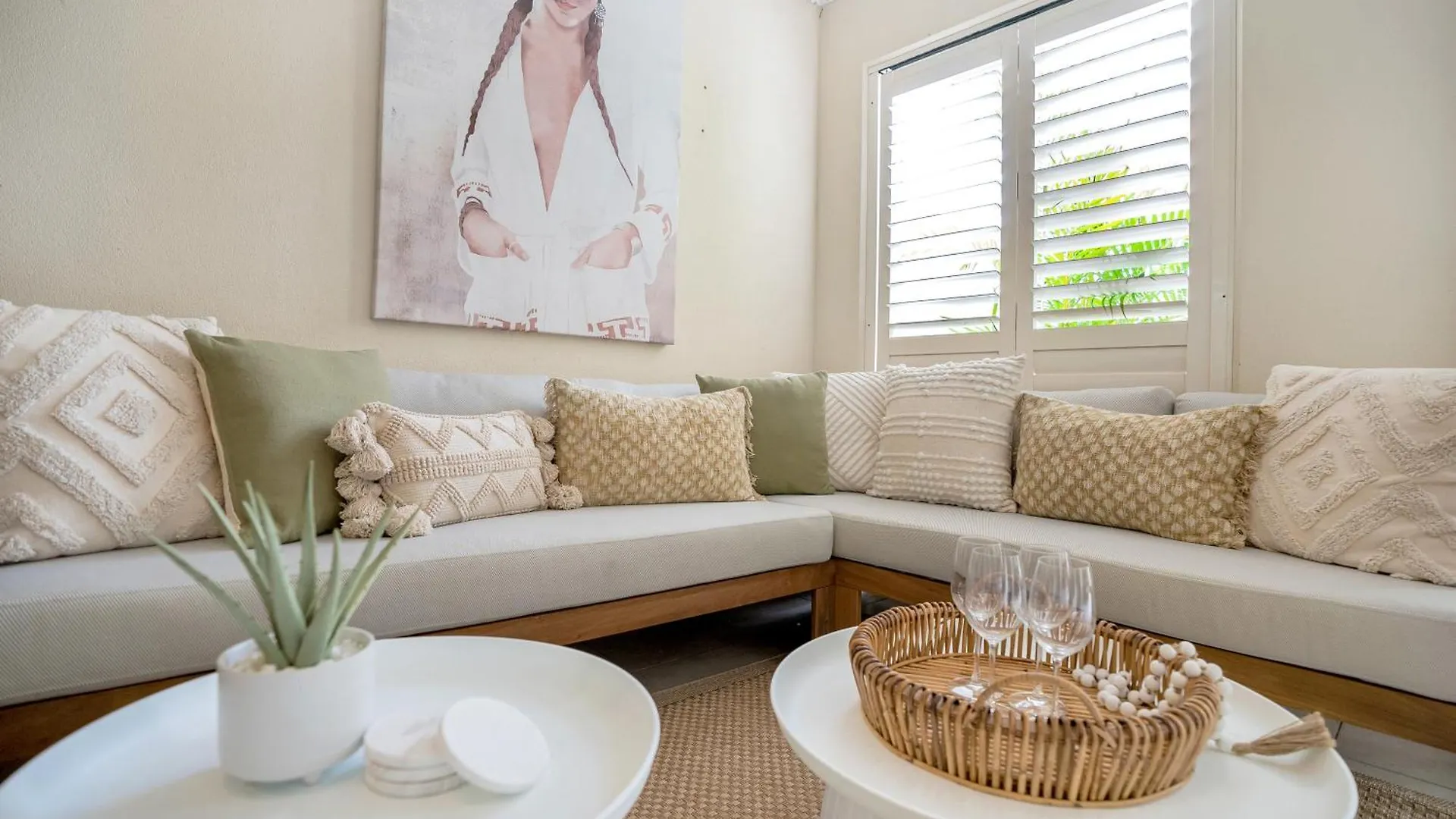 'Serenity At The Edge' A Private Poolside Apartment Cairns Australia