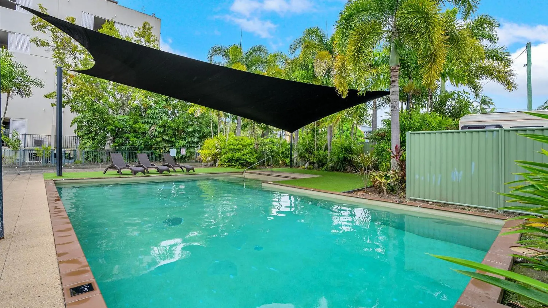 'Serenity At The Edge' A Private Poolside Apartment Cairns