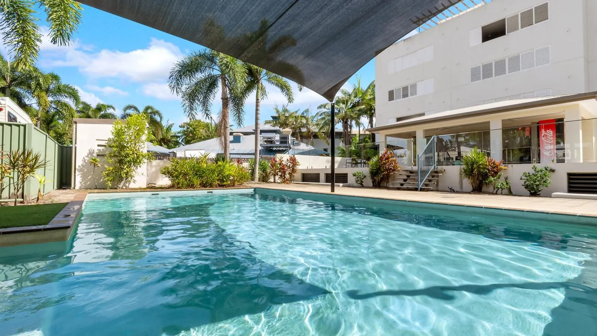 'Serenity At The Edge' A Private Poolside Apartment Cairns 0*,