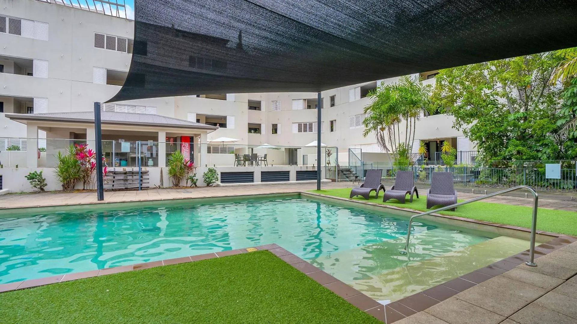'Serenity At The Edge' A Private Poolside Apartment Cairns