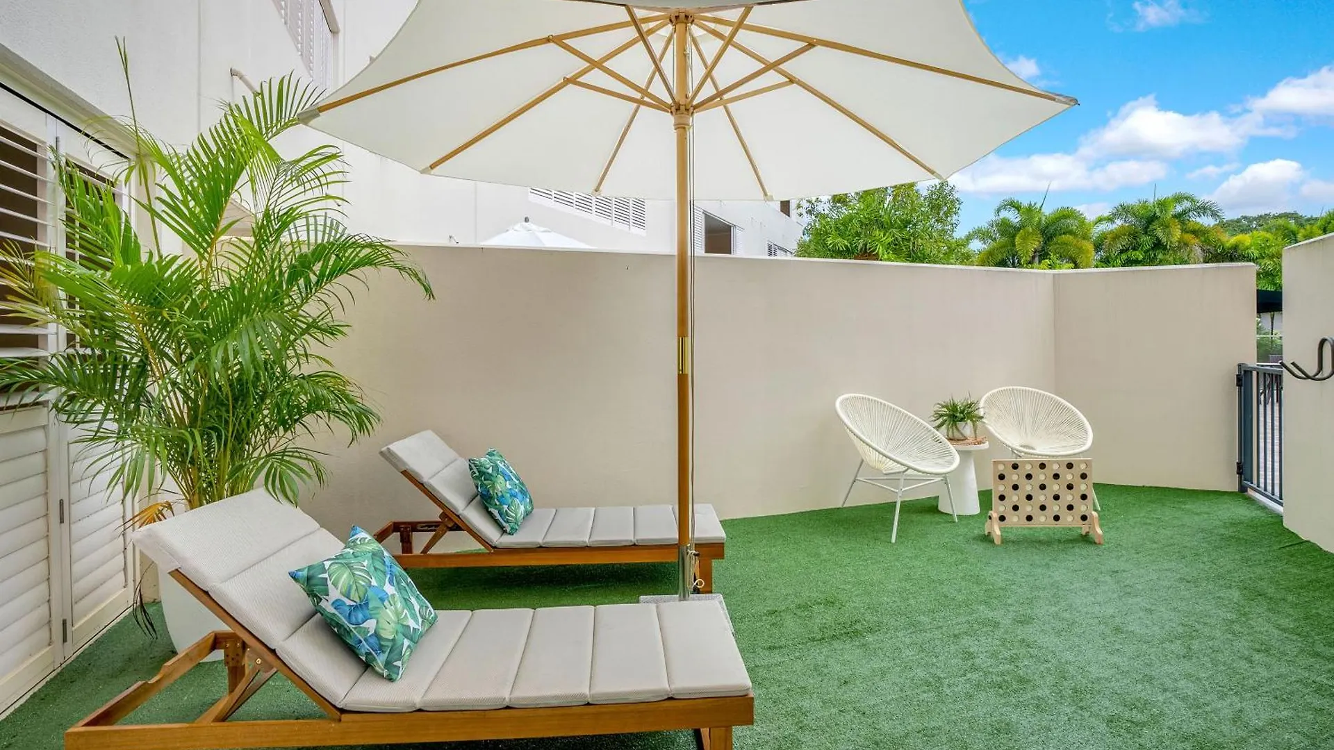 'Serenity At The Edge' A Private Poolside Apartment Cairns